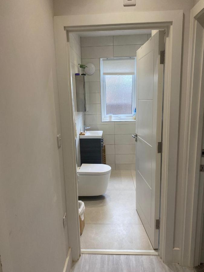 Deluxe Single Room Only For One Adult Northolt  Exterior photo