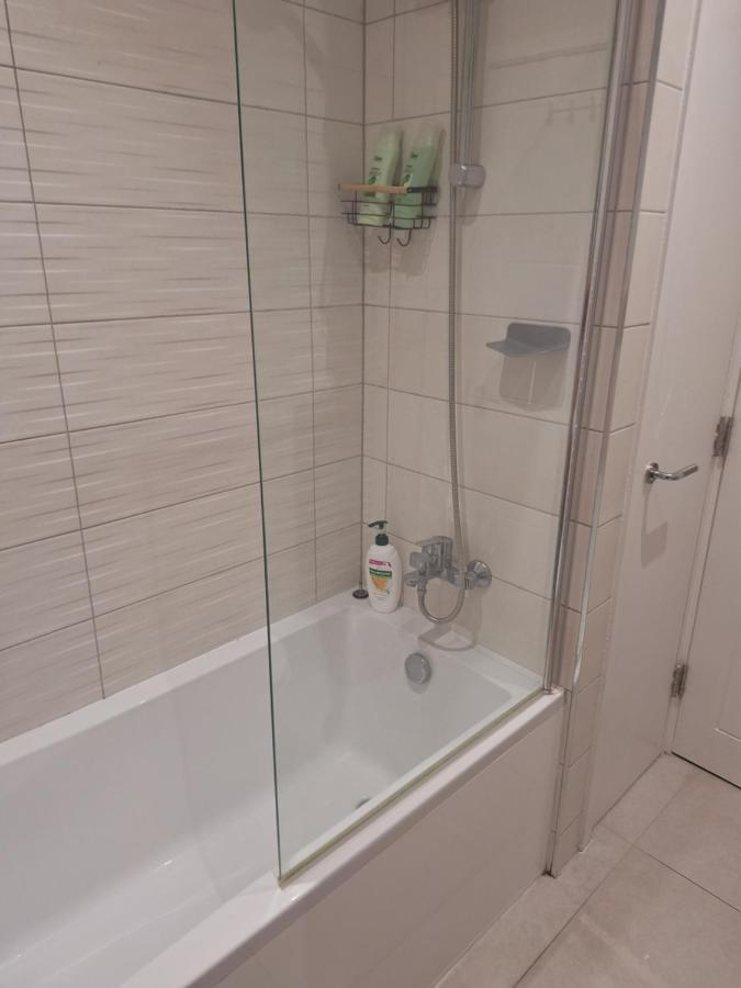 Deluxe Single Room Only For One Adult Northolt  Exterior photo